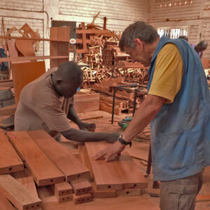 Bau der gesundheitseinrichtung mondikolok 85 mahagoni holzmoebel herstellung carpenty workshop
